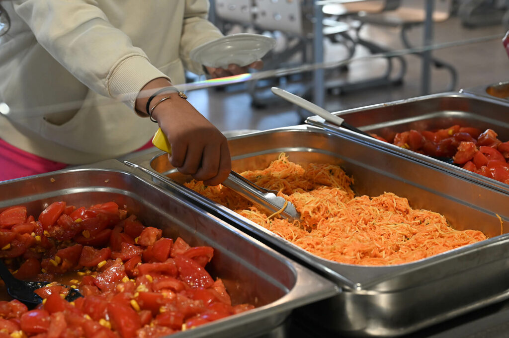 Cantine main sert des spaghettis