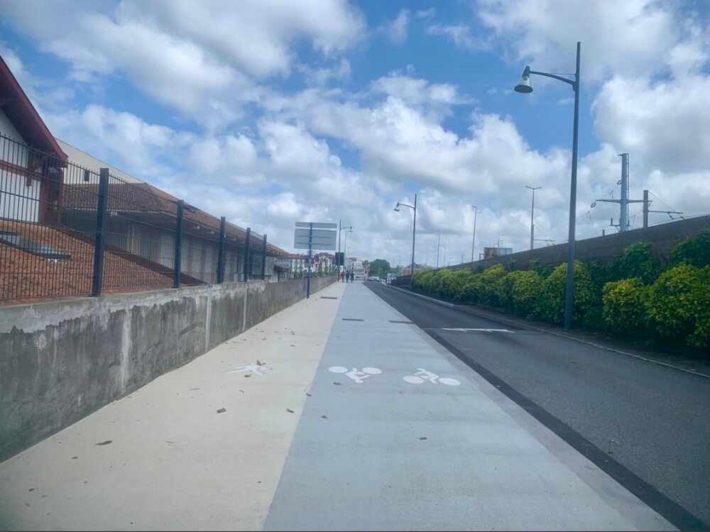 Voie verte sur le pont Charles de Gaulle sur la Vélodyssée (EV1)
