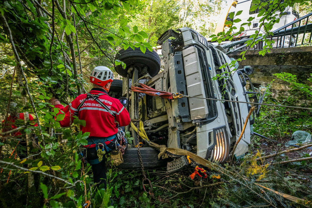Camion renversé, intervention pompiers © Paul DE SOUSA - SDIS 64