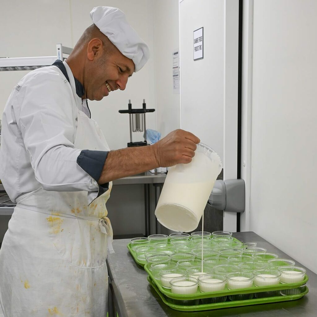 Cuisinier prépare les desserts à la cantine