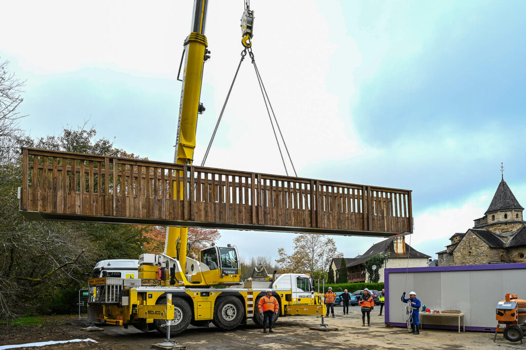 Pose de la nouvelle passerelle sur l’itinéraire du GR78, à l’Hôpital-Saint-Blaise